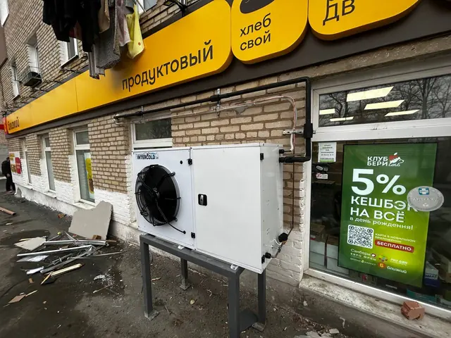 Агрегат INTERCOLD на стойке у входа в магазин, медная обвязка