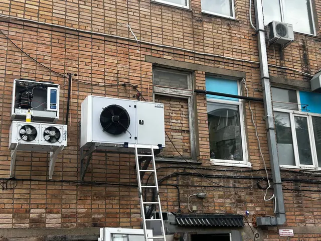 Агрегат INTERCOLD на кронштейне, рядом воздухоохладитель