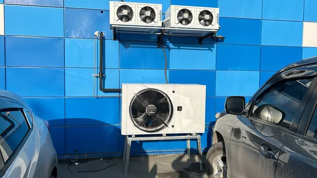 Воздухоохладители INTERCOLD и агрегат на стойке у фасада