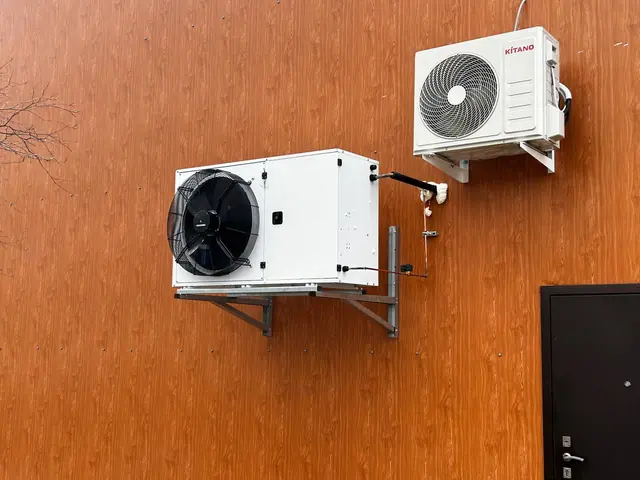 Моноблок INTERCOLD и наружный блок KITANO на фасаде