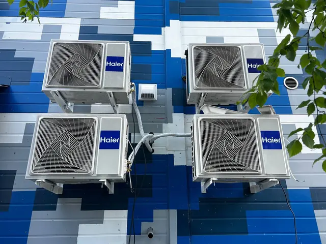 Четыре наружных блока Haier на фасаде здания