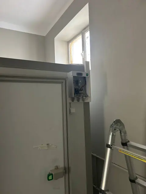 Камера с трассой и щитом