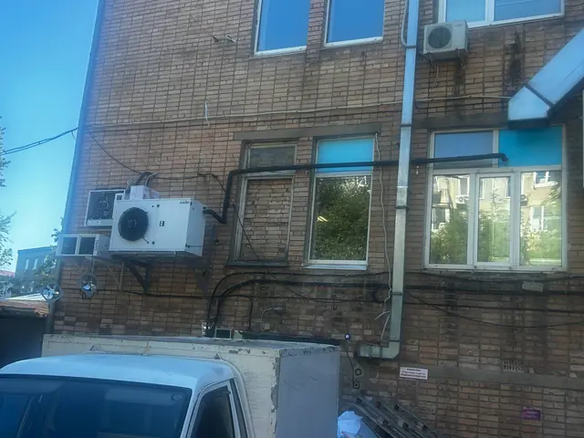 Наружный блок у окна, кирпичный фасад