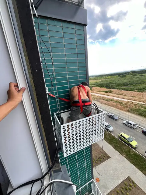 Монтаж наружного блока с фасадной люльки
