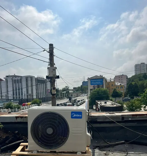 Наружный блок Midea на кровле магазина