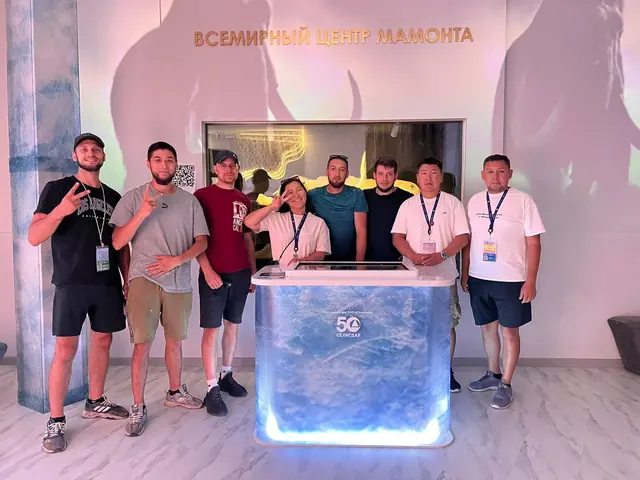 Витрина с ледяным блоком на стенде Всемирного центра мамонта
